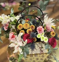 باقة الوان زاهية:سلة أزهار متنوعة مع شوكلاتة أنوش