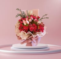 فخامة حمراء: باقة ورد وتوليب مع حلاوة كيكة أني ودا...