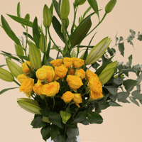 تحية طيبة /باقة من الزنابق والوردالصفراء