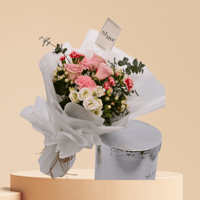 باقة تهاني وحب – بوكيه ورد وقرنفل فاخر بتغليف أبيض...