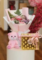 فرحة عيد الميلاد | باقة ورد مع شوكولاتة فيريرو ودب