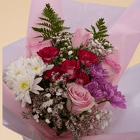 فرحة عيد الميلاد – باقة ورد وردية ناعمة بلمسة احتف...