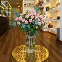 باقة بيبي روز وردية في مزهرية أنيقة