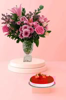 البهجة في مزهرية مع كيكة اني داني الصغيرة