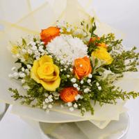 سيمفونية مضاءة بالشمس – باقة ورد ملونة بأزرار خضرا...