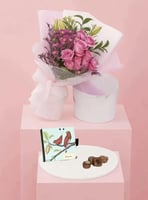 باقة أكاليل الورد ورد وردي مع أقحوان مع شوكلاتة با...