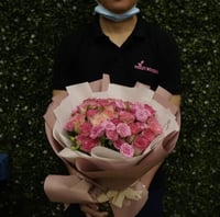 نفحات الورد – باقة ورد فاخرة 16 وردة مع ورود صغيرة