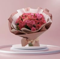 نفحات الورد – باقة ورد فاخرة 16 وردة مع ورود صغيرة