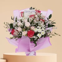 بسمة مشرقة – باقة ورد وردية بلمسات ليمونيوم وليليو...