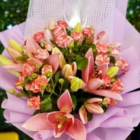 متعة مضاعفة – باقة ورد وردية وحمراء صغيرة مليئة با...