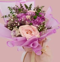 رقصة ألوان الربيع – باقة ورد طبيعية مع ورود وجبسوف...