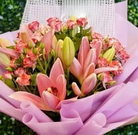 متعة مضاعفة – باقة ورد وردية وحمراء صغيرة مليئة با...