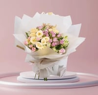 لمسة من الفرح – باقة ورد وردي وأصفر بتنسيق أنيق