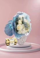 باقة ورد أبيض وأقحوان بتغليف أزرق مع شوكولاتة فيري...