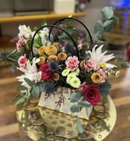 باقة الوان زاهية:سلة أزهار متنوعة مع شوكلاتة أنوش