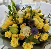 شمس الأمل – باقة ورد صفراء مع كازابلانكا وأوكالبتو...