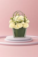 مزهرية ورد أبيض