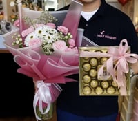 باقة ورد وردي وأبيض مع شوكولاتة باتشي او فيريرو