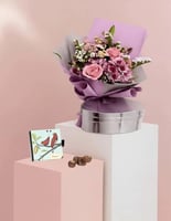 باقة رقيقة ومبهجة مع شوكلاتة باتشي او فيريرو او ال...