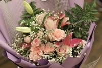 جمال وردي – باقة ورد وردي مع زنابق وأقحوان أنيقة