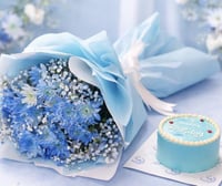 باقة الهدوء الأزرق /كريز وجبسوفيليا مع الكيك