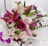 باقة تناغم ساحر – زنابق أرجوانية وورود وردية