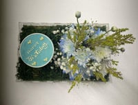 السحر الأزرق / القاعدة أكريليك تحتوى زهور الأقحوان...