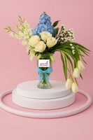 براءة تتفت ورد التوليب والاوركيد فازه ورد