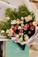 ابتسامة مشرقة باقة ورد مع شوكولاتة باتشي او فيريرو