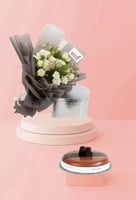 باقة ضوء القمر مزيج من الوان الورد الأبيض وبراعم ا...