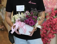 باقة ورد وردي وأبيض مع شوكولاتة باتشي او فيريرو