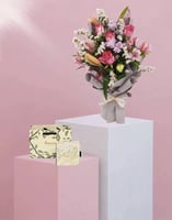 مزيج من الوان الورد الأبيض وبراعم الورد مع شوكلاته...