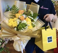 باقة ورد صن شاين مع شوكولاتة باتشي او فيريرو