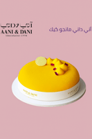 مزهرية ورد أبيض مع كيكة كيكة الشوكولاتة صغيرة