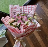 باقة ورد وردي مع أقحوان – باقة ورد طبيعي أنيقة