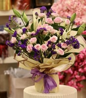 لمسة من السحر والبساطة – باقة ورد فخمة لهدية راقية