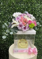 صندوق السحر / بوكس شفاف داخله كيك مع زهور الجوري م...