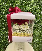 بوكس المفاجأة/ بوكس شفاف داخله زهور الجوري مع الست...