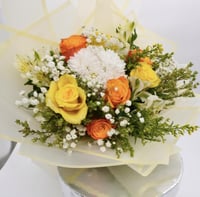 سيمفونية مضاءة بالشمس – باقة ورد ملونة بأزرار خضرا...