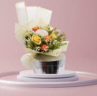 سيمفونية مضاءة بالشمس – باقة ورد ملونة بأزرار خضرا...