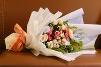 ابتسامة مشرقة باقة ورد