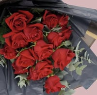 باقة ورد أحمر بتغليف أسود – هدية ورد فاخرة للمناسب...