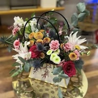 باقة الوان زاهية:سلة أزهار متنوعة شوكولاته فيريرو...