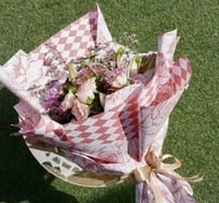 باقة ورد وردي مع أقحوان – باقة ورد طبيعي أنيقة