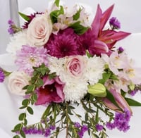 باقة تناغم ساحر – زنابق أرجوانية وورود وردية