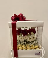 بوكس المفاجأة/ بوكس شفاف داخله زهور الجوري مع الست...