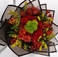 عناق الرومنسية/باقة ورد