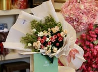 ابتسامة مشرقة باقة ورد مع شوكولاتة باتشي او فيريرو