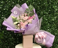 جمال وردي – باقة ورد وردي مع زنابق وأقحوان أنيقة