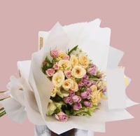 لمسة من الفرح – باقة ورد وردي وأصفر بتنسيق أنيق